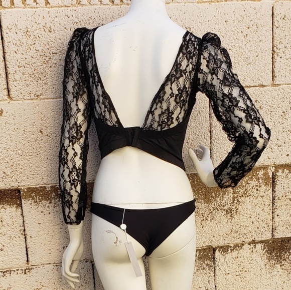 Frederick
Long
Sleeve
Lace
Crop
Top - Picture 2 of 4